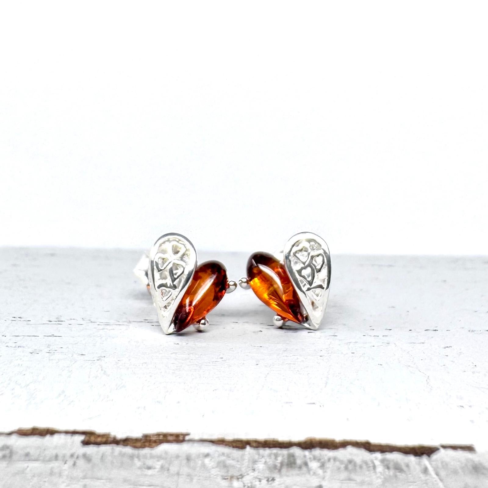 Romantische Herz-Ohrstecker aus 925er Sterlingsilber mit filigraner Verzierung und echtem Cognac-Bernstein – stilvolles Schmuckstück mit eleganter Bewegung